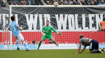 FSV Zwickau verliert in München - Stefan Lex (l.) überwindet FSV-Torhüter Johannes Brinkies.