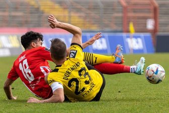 FSV Zwickau verliert Kellerduell bei Dortmund II - Zwickaus Johan Goméz (l.) beim Kampf um den Ball.