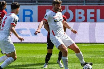 FSV Zwickau verliert knapp in Ingolstadt - FSV-Routinier Ronny König am Ball.