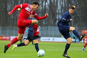 FSV Zwickau verliert mit Verspätung beim Greifswalder FC: „Ärgerlich, aber die Welt geht nicht unter“ - FSV-Verteidiger Sonny Ziemer (rechts) kann in dieser Szene den Schuss von Jannis Farr abwehren.