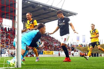 FSV Zwickau verliert "Retterspiel" gegen Dynamo Dresden und gewinnt dennoch - Zwickaus Torhüter Lucas Hiemann hat den Ball sicher. Davy Frick muss, die Dresdner Manuel Schäffler und und Luca Herrmann (re.) können nicht mehr eingreifen. 