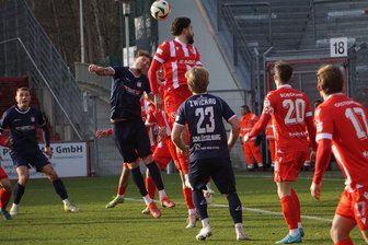 FSV Zwickau verliert Test in Cottbus mit unglücklichem Eigen- und einem Elfmetertor - Zwickaus Sandro Sengersdorf (Zweiter von links) steigt zum Kopfball hoch.