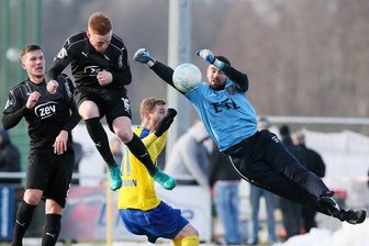 FSV Zwickau verliert Testspiel gegen Lok Leipzig - Lukas Wilton (Zwickau) trifft gegen Torhüter Benjamin Kirsten (Lok Leipzig) zum 1:2 Anschluss.