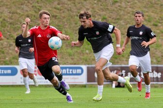 FSV Zwickau verliert Testspiel in Nürnberg: „Das wird bei allen die Sinne schärfen“ - Die Spielszene zeigt FSV-Neuzugang Lennert Möbius (rechts) im Zweikampf mit dem Nürnberger Tobias Heß (links).