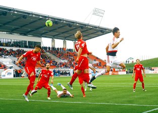 FSV Zwickau verliert trotz Führung gegen Unterhaching - Nico Antonitsch und René Lange klären vor Josef Welzmüller aus Unterhaching. Am Boden Dominik Stahl aus Unterhaching.