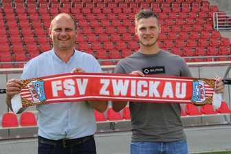 FSV Zwickau vermeldet Neuzugang - FSV-Sportdirektor David Wagner (links) mit Neuzugang Nico Beyer.