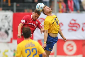FSV Zwickau vermeldet Vertragsverlängerung und setzt weiter auf Kopfballstärke von Oliver Fobassam - FSV-Abwehrspieler Oliver Fobassam (rotes Trikot) gewinnt in dieser Szene aus dem Spiel gegen Lok Leipzig ein Kopfballduell.