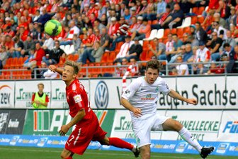 FSV Zwickau vermeldet zweiten Neuzugang - Leon Jensen (r.) im Zweikampf mit Bentley Baxter Bahn. Szene aus dem Drittligaduell zwischen dem FSV Zwickau und Bremen II am 23. September 2017 (1:0).