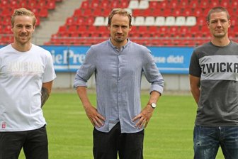 FSV Zwickau verpflichtet Adam Susac und Nils Butzen - Nils Butzen (l.) und Adam Susac (r.) zusammen mit FSV-Sportdirektor Toni Wachsmuth.