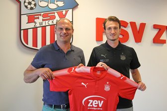 FSV Zwickau verpflichtet Angreifer - Sportdirektor David Wagner mit Dimitrios Ferfelis (r.).