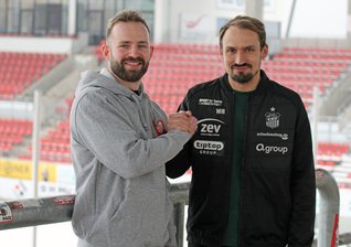 FSV Zwickau verpflichtet erfahrenen Offensivspieler - FSV-Sportdirektor Toni Wachsmuth (r.) begrüßt Neuzugang Jan-Marc Schneider.