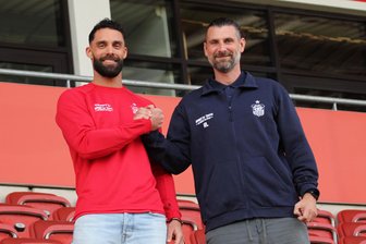 FSV Zwickau verpflichtet Ex-Kicker von Energie Cottbus: Sportdirektor sieht Joshua Putze als wichtiges Puzzleteil - Das Foto zeigt Neuzugang Joshua Putze (links) mit FSV-Sportdirektor Robin Lenk (rechts).