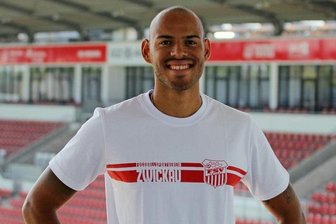 Steffen Nkansah im Shirt seines neuen Arbeitgebers.