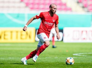 FSV Zwickau verpflichtet Nationalspieler aus Namibia - Manfred Starke am Ball.
