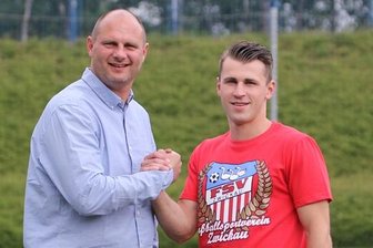 FSV Zwickau verpflichtet Nils Miatke von Erzgebirge Aue - David Wagner vom Sport-Vorstand und Neuzugang Nils Miatke.