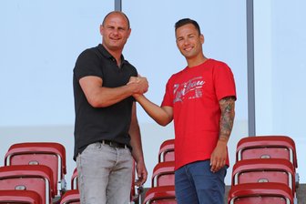 FSV Zwickau verpflichtet Ronny Garbuschewski - Sportdirektor des FSV Zwickau David Wagner (links) mit Neuzugang Ronny Garbuschewski