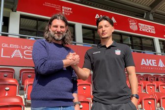 FSV Zwickau verpflichtet spielstarken Deutsch-Brasilianer - FSV-Sportdirektor Robin Lenk begrüßt Gabriel Figurski Viera in Zwickau.