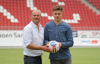 FSV Zwickau verpflichtet Torwarttalent - Sportdirektor David Wagner (l.) mit Neuzugang Max Sprang.
