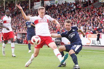 FSV Zwickau verspielt Führung und unterliegt Energie Cottbus - Der Cottbuser Lars Bender (links) und FSV-Spieler Nils Miatke (rechts) kämpfen um den Ball.