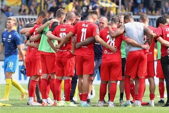 FSV Zwickau: Viel vorgenommen, nichts erreicht - Zwickaus Trainer Joe Enochs im Spielerkreis nach dem Abpfiff. Der Coach muss jetzt die richtigen Worte finden, damit der FSV möglichst schnell die Kurve bekommt.