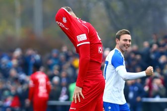 FSV Zwickau vor dem Sachsenpokal-Duell bei Handwerk Rabenstein: Bloß nicht wieder stolpern - Während sich Raphael Börner vom VfB Empor Glauchau im November 2024 über den Einzug ins Sachsenpokal-Achtelfinale freute, „versteckte“ sich Felix Pilger vom FSV Zwickau in seinem Trikot.