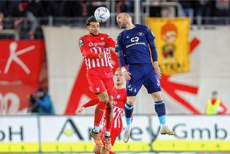FSV Zwickau vor Duell bei Münchener Löwen: Alles nur eine Kopffrage? - Robin Ziegele (l.) im Duell mit VfB-Stürmer Manfred Starke.