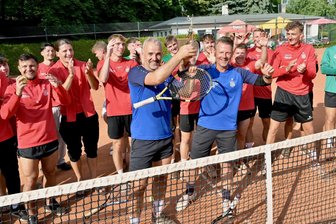 FSV Zwickau: Warum beim Ausflug auf den Tennisplatz das Trainer-Duo gefeiert wurde - Applaus für die Trainer: Rico Schmitt (vorn rechts) und Daniel Rupf (vorn links) setzten sich beim Tennisturnier des FSV-Regionalligateams durch.