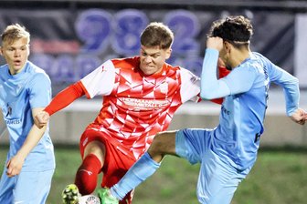 FSV Zwickau: Warum das Nachholespiel bei Viktoria Berlin in die Hose ging - Das ging hart zur Sache im Stadion Lichterfelde: Jonas Kühn beobachtet den Zweikampf zwischen Kilian Senkbeil und Metehan Yildirim.