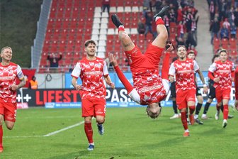 FSV Zwickau: Warum der gesperrte Kapitän Davy Frick zum Kantersieg über Rot-Weiß Erfurt beigetragen hat - Kein Grund zum Abheben? So feierte Lucas Will seinen Treffer zum 4:0. Marc-Philipp Zimmermann (links) und Jahn Herrmann sehen staunend zu.