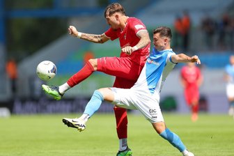 FSV Zwickau: Warum die Vertragsverlängerung von Sandro Sengersdorf auch ein Verdienst der Fans ist - Sandro Sengersdorf (links) gewinnt hier im erfolgreichen Derby beim Chemnitzer FC den Zweikampf gegen Leon Damer. Der FSV-Verteidiger stand in dieser Saison bisher in allen drei Punktspielen in der Startelf.