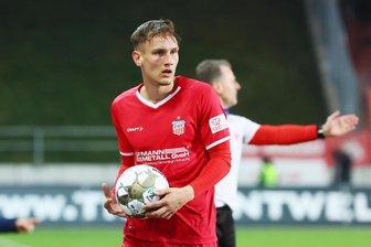 FSV Zwickau: Warum Jonas Dittrich nicht nur als Einwurf-Spezialist wichtig ist - FSV-Kicker Jonas Dittrich hat sich in dieser Szene aus dem Zwickauer Heimspiel gegen Erfurt den Ball für einen Einwurf geschnappt.