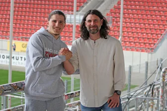 FSV Zwickau: Warum „Paradiesvogel“ Veron Dobruna nur um ein Jahr bei den Schwänen verlängert hat - „Paradiesvogel" Veron Dobruna (links) bleibt ein Zwickauer Schwan. Darüber freut sich auch FSV-Sportdirektor Robin Lenk.