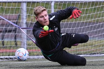 FSV Zwickau: Warum Torhüter Benjamin Leneis einst Bundesliga-Luft schnupperte und jetzt in der 4. Liga gelandet ist - Training mit Tennisbällen und Gummiband gehört zum Übungsprogramm dazu: Der Schwabe Benjamin Leneis hat sich beim FSV Zwickau zur Nummer 1 im Tor gemausert.