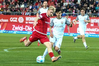 FSV Zwickau: Was die Leihgabe von Holstein Kiel über die Regionalliga Nordost gelernt hat - Luca Prasse (links) kommt in dieser Szene aus dem Heimspiel des FSV Zwickau gegen den BFC Dynamo (2:2) vor Sven Ho zum Torschuss.