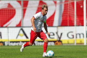 FSV Zwickau: Was Mike Könnecke zur Generalprobe und zur Kapitänsfrage sagt - Mike Könnecke treibt den Ball im Testspiel gegen Hertha BSC nach vorn. Beim 1:6 in der Vorwoche erzielte der Routinier den Ehrentreffer für den FSV Zwickau.