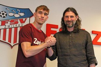 FSV Zwickau: Was sich Sportdirektor Robin Lenk von Neuzugang Lennert Möbius erhofft - Freuen sich auf die Zusammenarbeit: Der künftige FSV-Kicker Lennert Möbius (links) und der Zwickauer Sportdirektor Robin Lenk.