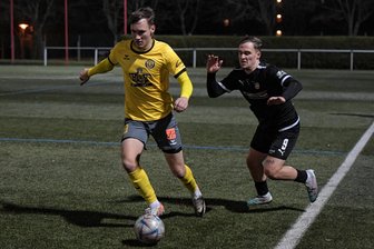 FSV Zwickau: Wer bei der Testspielpleite gegen den VfB Auerbach patzte, wer traf und wer fehlte - Zwei Torschützen vom Mittwochabend im Duell: Der Auerbacher Jonas Dittrich (links) behauptet den Ball gegenüber FSV-Stürmer Lucas Will.