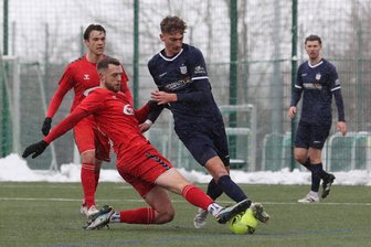 FSV Zwickau: Wer beim Test in Meuselwitz traf und wer ein Kompliment bekam - Das Foto vom Testspiel am Freitag zeigt Tim Kießling vom ZFC Meuselwitz (links) im Zweikampf mit Lukas Eixler vom FSV Zwickau (rechts).