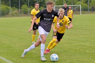 FSV Zwickau: Wie der nächste Testspielgegner aufhorchen ließ - Vorige Woche hieß der Gegner VfB Auerbach. Jetzt kommen Lukas Eixler (am Ball) und der FSV Zwickau gegen die SG Barockstadt auf den Prüfstand.