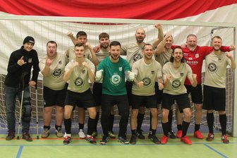 FSV Zwickau: Wie die Fan-Auswahl beim Jubiläumsturnier AC Florenz und RSC Anderlecht hinter sich gelassen hat - Jubel über Platz 3: Die Fan-Auswahl hat erneut bewiesen, dass auch die Anhänger des FSV Zwickau mit dem Ball umgehen können.