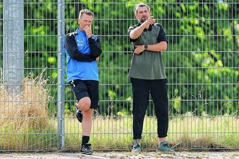 FSV Zwickau: Wie stellt man mit leeren Kassen aus dem Nichts eine Regionalligamannschaft zusammen, Herr Lenk? - "Es ist finanziell schon sehr knapp bemessen alles": Zwickaus neuer Sportlicher Leiter Robin Lenk (re., hier mit Trainer Rico Schmitt). 