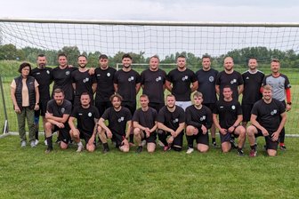 FSV Zwickau: Wieso Rico Schmitt beim Kreisklasse-Team aus Wernsdorf das Training leitete - FSV-Coach Rico Schmitt (hinten rechts) trainierte am Dienstag die Spielgemeinschaft TSV Wernsdorf/SV Mosel II. Möglich gemacht hatte dies Sponsor HAWEKA Werkstatt-Technik aus Glauchau, für die Kathrin Seidel (hinten links) mit vor Ort war.