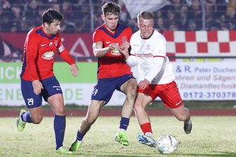FSV Zwickau: Woran es beim 0:0 in Eilenburg haperte - Zwickau-Profi Theo Martens (rechts), der sich hier mit Eilenburgs Lennert Möbius beharkt, kurbelte nach seiner Einwechslung das Angriffsspiel über die rechte Seite an. Doch seine Eingaben brachten nichts ein.