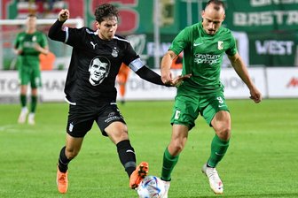 FSV Zwickau: Yannic Voigt - plötzlich Kapitän mit 20 Jahren - Yannic Voigt (links im Zweikampf mit Chemie-Stürmer Timo Mauer) stellt sich aktuell in den Dienst der Mannschaft. Der Linksfuß mit Offensivstärken spielt auf der rechten Seite mit viel Defensivaufgaben.