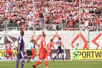 FSV Zwickau: Zaunsfahne darf wieder benutzt werden - Doch keine verbotene Rune: Die Fans des FSV Zwickau, die der Gruppe "Red Kaos" angehören, dürfen ihr Banner wieder benutzen.
