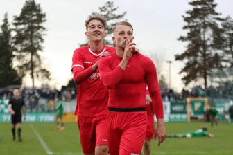 FSV Zwickau zeigt Reaktion: Rudelbildung, drei Platzverweise und Sieg bei Chemie Leipzig mit einem Wermutstropfen - Zahlreiche Fans des FSV Zwickau sorgten im Alfred-Kunze-Sportpark für Stimmung.