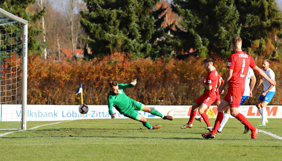 Tor für Zwickau zum 1:2. Leon Jensen trifft gegen Neugersdorfs Torwart Jiri Havranek.