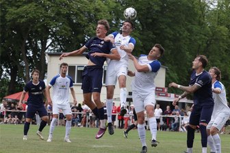 FSV Zwickau zu Gast beim VfB Empor Glauchau: Wann und wo es Tickets für das Achtelfinale im Fußball-Sachsenpokal gibt - Der VfB Empor, hier mit Marcin Sieber (weißes Trikot) im Kopfballduell mit FSV-Kicker Lukas Eixler bei einem Testspiel, will den Schwänen einen heißen Pokalfight bieten.