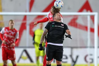 FSV Zwickau: Zweite Spielabsage innerhalb von drei Wochen - Zwickaus René Rüther und Guido Kocer im Kopfballduell. Am Ende gab es am Freitag keinen Sieger in der Partie gegen den Greifswalder FC.