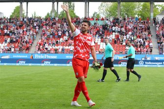 FSV Zwickaus scheidender Kapitän Davy Frick warnt nach seinem Abschied: „Die Jungs brauchen Führung“ - Davy Frick bei seiner Ehrunde im letzten Saisonheimspiel gegen Babelsberg. Der Zwickauer wird sich künftig weiter beim FSV einbringen.
